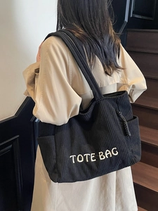 Grand sac cabas en velours côtelé noir avec broderie TOTE BAG pour les tenues d'automne