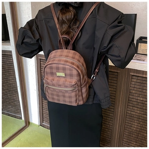 Mini sac à dos vintage à carreaux marron porté par un mannequin montrant sa taille