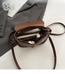 Vue détaillée des compartiments intérieurs spacieux de ce sac rétro en cuir marron