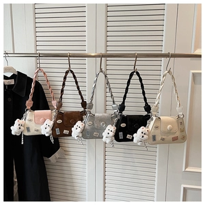 Cinco bolsos tipo cubo de PU en varios colores con correas tejidas y dijes de perrito
