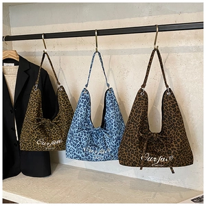 Trois sacs hobo à imprimé léopard en vert, bleu et marron avec broderie et nœuds décoratifs