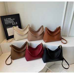 Six sacs hobo colorés avec texture tissée présentés sur un podium blanc pur