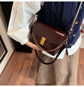 Sac bandoulière vintage rouge foncé en cuir brillant avec boucle carrée en métal doré