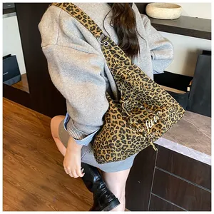 Gros plan d'un grand sac hobo léopard montrant la texture et la bandoulière large