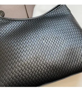 Détail du tissage en cuir noir d'un grand sac fourre-tout élégant pour femme