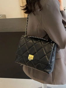 Elegante schwarze gesteppte Kettentasche mit goldener D-Schnalle als Schultertasche