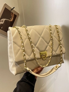 Beige gesteppte Umhängetasche mit goldener Kette und Drehverschluss für Damen