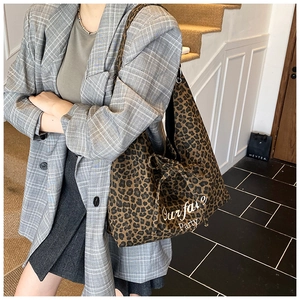 Détail du motif léopard en cœur sur le grand sac cabas avec texte artistique manuscrit