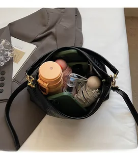 Vue de dessus du grand sac cabas noir tressé montrant l'espace pour les essentiels du jour