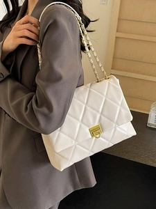 Elegante weiße Stepptasche mit goldener Kette und Rautenmuster für Damen im Trend
