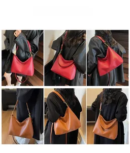 Détail du sac Hobo à texture tissée avec crochets dorés en rouge et marron