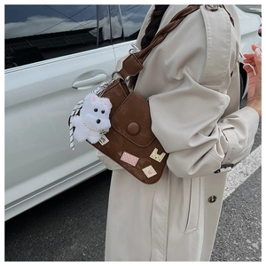 Bolso bandolera vintage marrón de ante sintético con parche de dibujo y dije de felpa