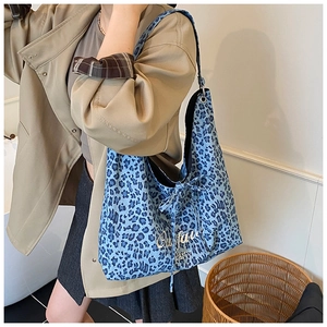 Détail du motif léopard bleu et de la broderie blanche sur le sac hobo spacieux