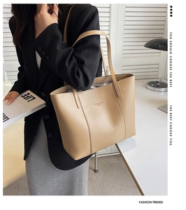 Détail d'un sac cabas minimaliste en cuir PU beige avec coutures verticales et anses