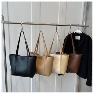 Grands sacs cabas minimalistes en quatre couleurs suspendus pour le shopping quotidien