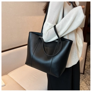 Mannequin portant un grand sac cabas en cuir mat noir pour le shopping et le quotidien