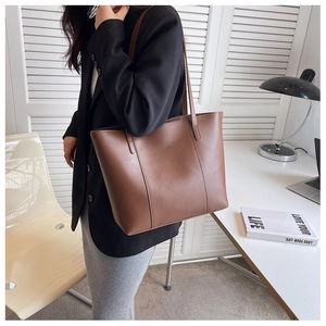 Détail d'un sac cabas marron en similicuir avec texte Fashion Brand Style au bureau