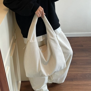 Détail du sac fourre-tout en velours côtelé blanc cassé à grande capacité et bandoulière