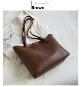 Détail du grand sac cabas marron en similicuir avec fines anses et finition mate
