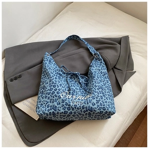 Détail du sac hobo léopard bleu avec broderie blanche Our fall Party et bandoulière