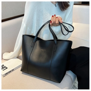 Vue détaillée du grand sac cabas en cuir mat noir avec lettrage doré Fashion brand chic