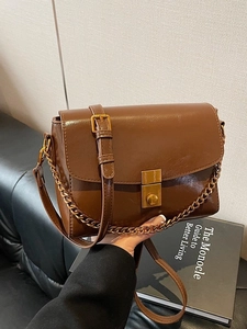 Sac à bandoulière marron rétro avec boucle dorée et détails de bandoulière chaîne