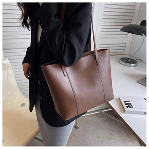Sac fourre-tout en cuir marron pour le bureau avec de longues doubles bretelles de sac