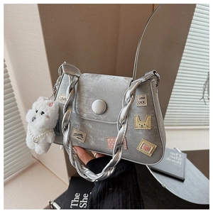 Bolso cubo plateado metalizado con parches de dibujos y colgante de perro de peluche