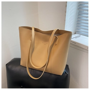 Gros plan du sac cabas en simili cuir marron chaud avec détails du texte de mode