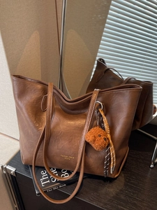 Retro brown large-capacity PU leather tote bag for women with plush dog keychain
