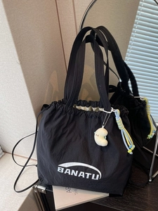 Große schwarze Nylon-Zugband-Tasche mit BANATU-Logo und süßem Plüsch-Wolkenanhänger
