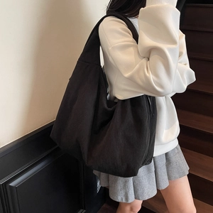 Détail du sac bandoulière en velours côtelé noir avec texture côtelée et tissu doux