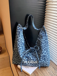 Sac fourre-tout bleu à imprimé léopard avec broderie et nœud sur bois