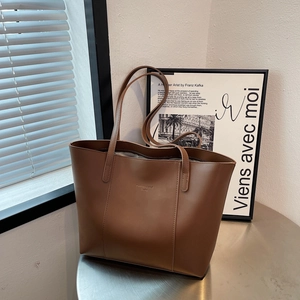 Sac fourre-tout en cuir marron avec imprimé Fashion Trend sur un support moderne