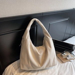 Détail du sac cabas en velours côtelé blanc cassé avec texture douce et fermeture éclair
