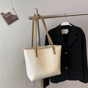 Sac fourre-tout blanc cassé minimaliste avec anses marron et lettrage tendance