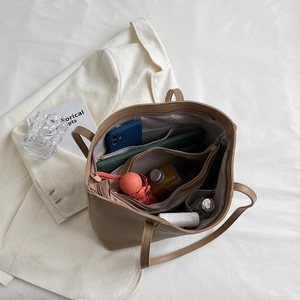 Grand sac cabas en cuir kaki avec compartiments et intérieur spacieux pour le bureau