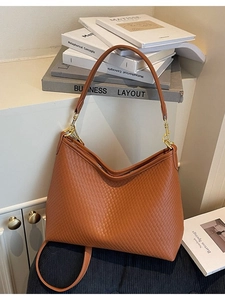 Grand sac cabas en cuir tressé marron pour femmes avec finitions dorées et zip