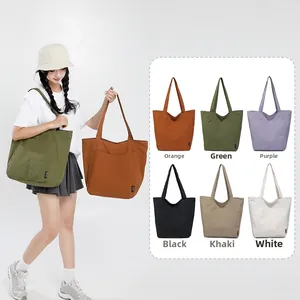 Grille détaillée de grands sacs cabas en nylon en orange, vert, violet, noir, kaki et blanc