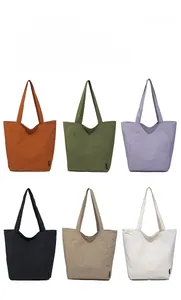 Collage de grands sacs cabas minimalistes en six couleurs dont orange, vert et violet