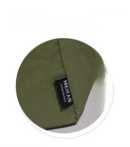 Détail de la toile vert militaire avec coutures haute densité et écusson logo du sac