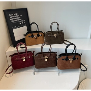 Détail de cinq sacs en similicuir mat avec finitions de boucles métalliques et sangles