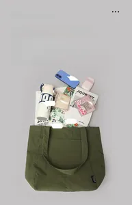 Intérieur spacieux d'un sac fourre-tout en toile verte avec iPad, livres et accessoires