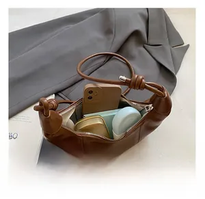 Vue détaillée de l'intérieur d'un sac hobo marron montrant l'espace de rangement