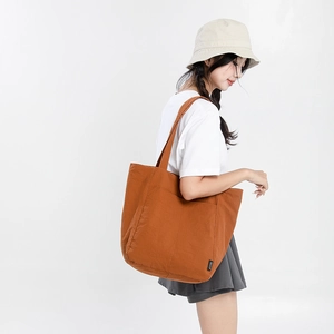Détail du sac cabas caramel avec texture résistante et étiquette latérale discrète