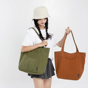 Détails des sacs fourre-tout en nylon vert armée et caramel avec de grandes poches