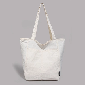 Détail du sac fourre-tout plissé blanc crème avec grande capacité et texture souple