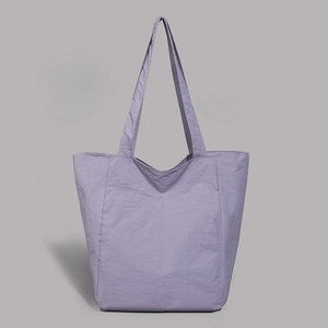 Gros plan détaillé du sac cabas lavande montrant la texture légère en nylon froissé