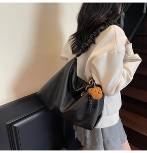 Sac fourre-tout en cuir grainé noir avec bandoulière plissée et breloque ourson
