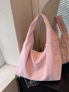 Sac hobo rose en velours côtelé avec large bandoulière et détails de fermetures éclair